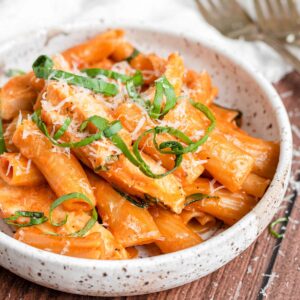 26. Rigatoni al Pollo (A,C,G,3,4,8)